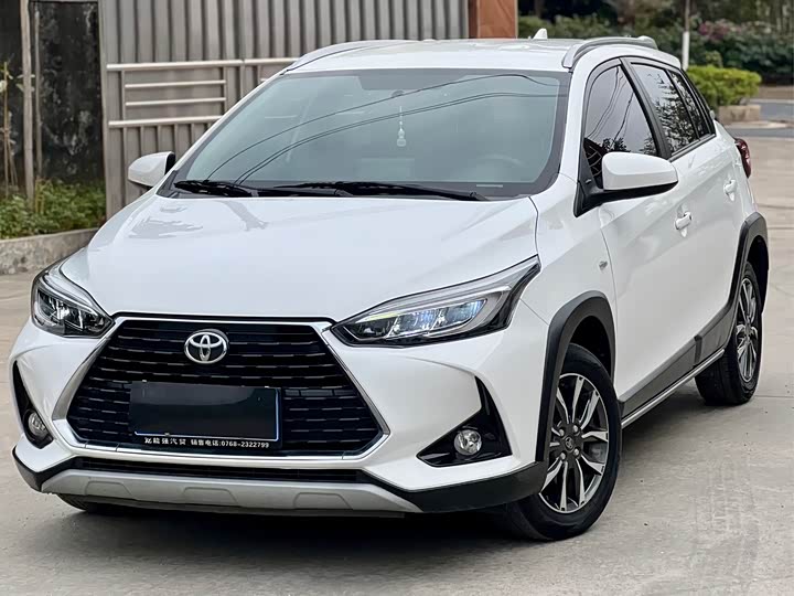 Фото 1 - Toyota Yaris L Hatchback