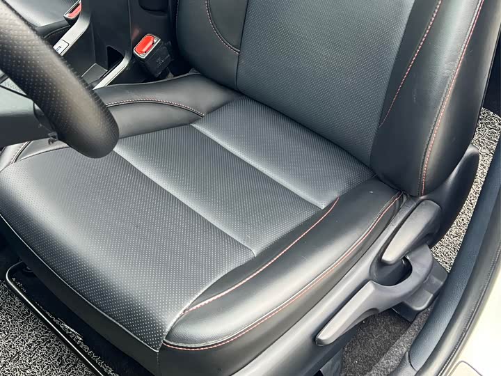 Фото 3 - Toyota Yaris L Hatchback