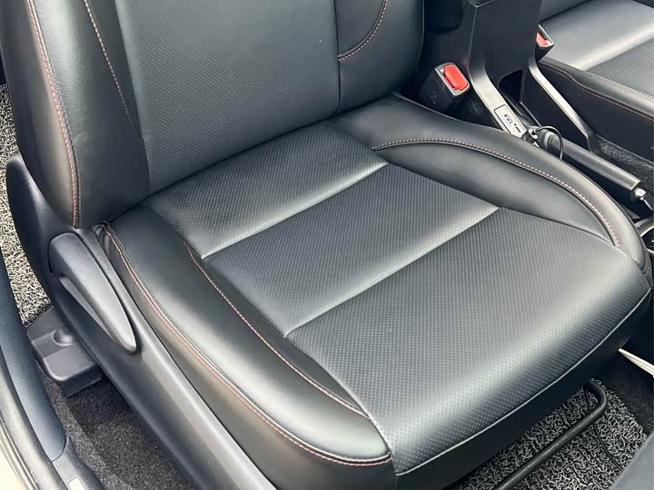 Фото 4 - Toyota Yaris L Hatchback