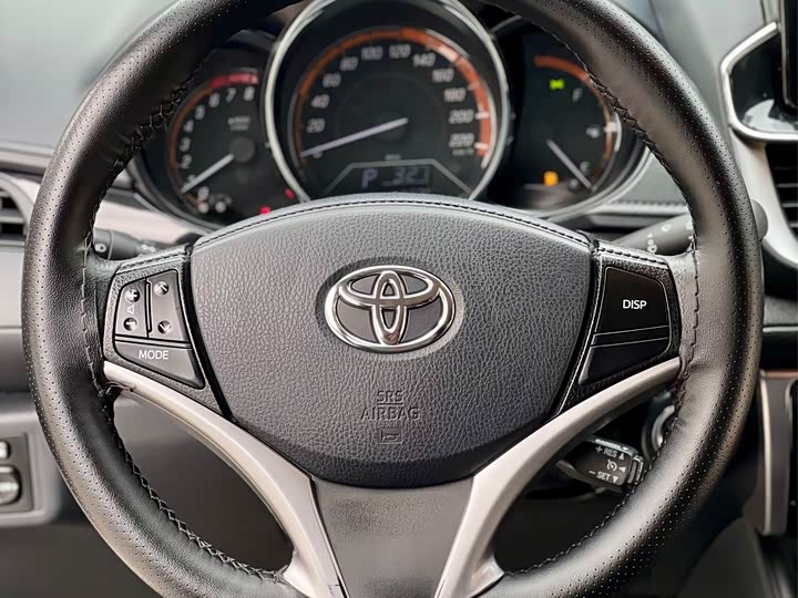Фото 5 - Toyota Yaris L Hatchback