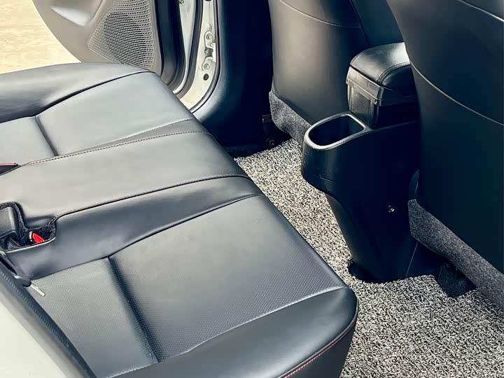 Фото 7 - Toyota Yaris L Hatchback