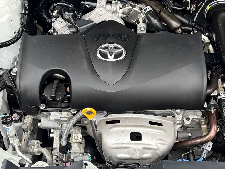 Фото 8 - Toyota Yaris L Hatchback