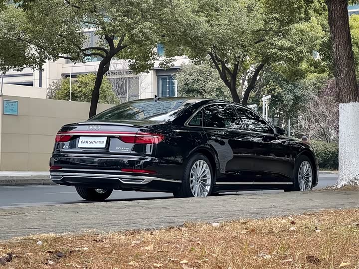 Фото 5 - Audi A8