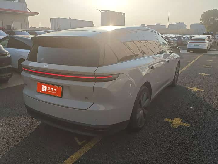 Фото 2 - LiXiang i8