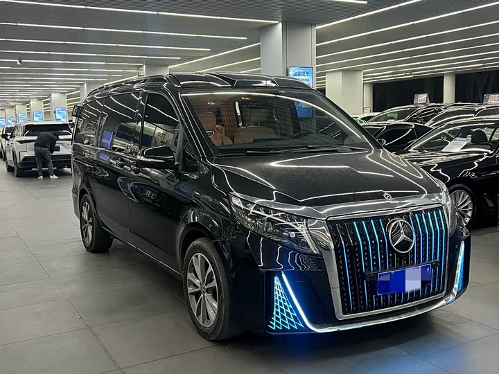 Photo 3 - Mercedes-Benz V-Class