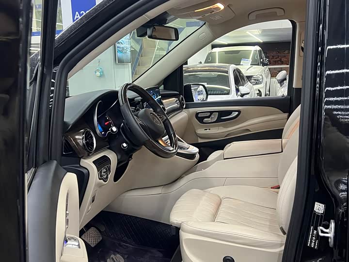 Photo 4 - Mercedes-Benz V-Class