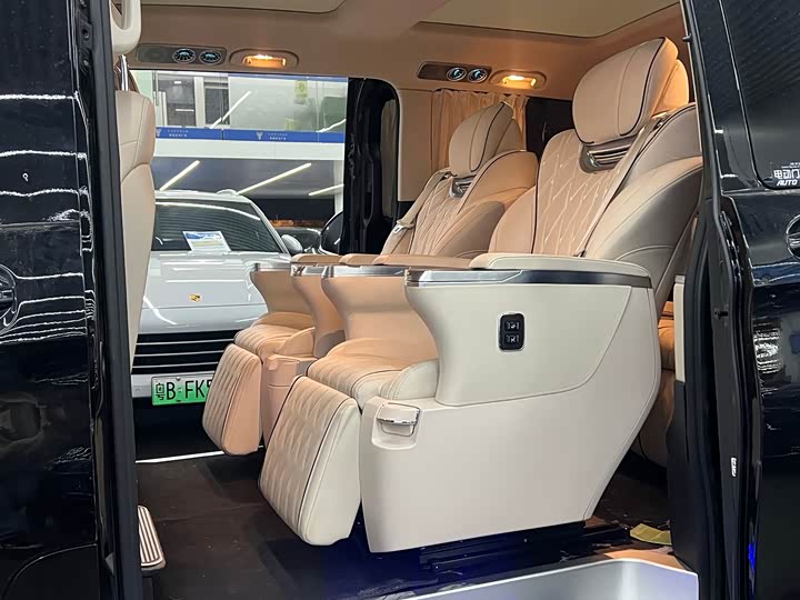 Photo 5 - Mercedes-Benz V-Class