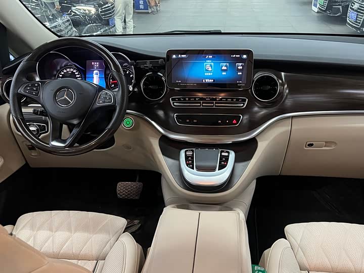 Photo 7 - Mercedes-Benz V-Class