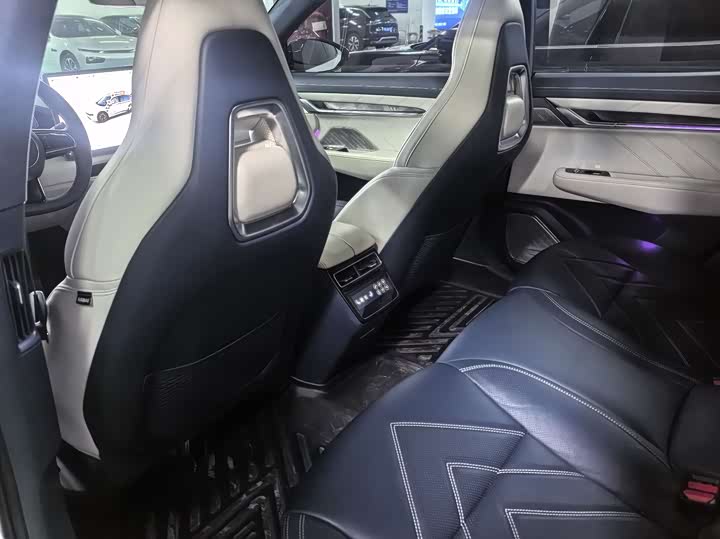 Фото 7 - Zeekr 001