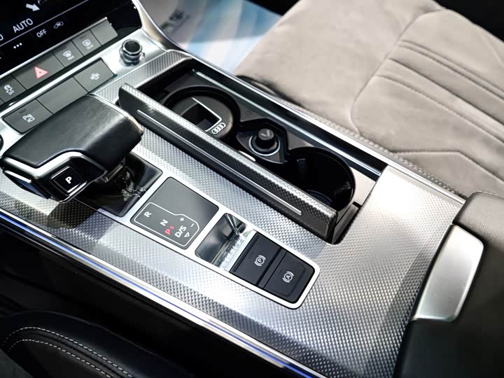 Фото 9 - Audi A6L