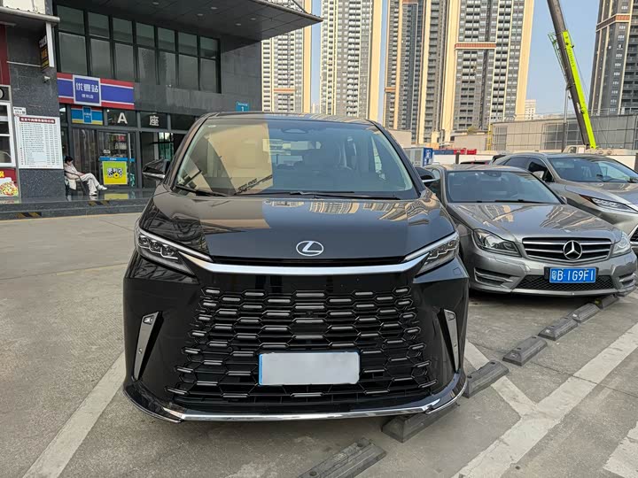 Фото 2 - Lexus LM