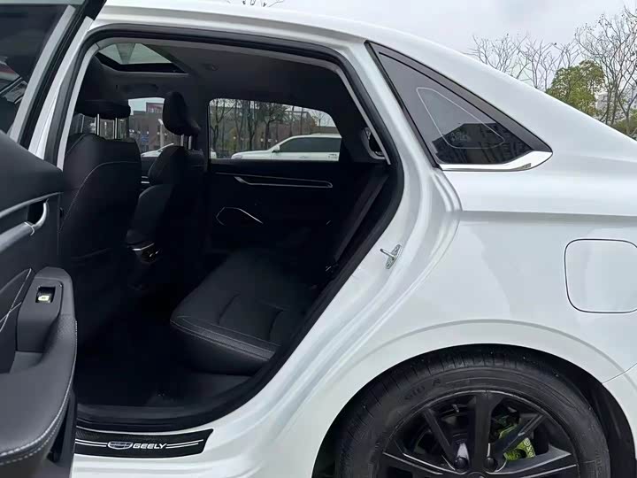 Фото 6 - Geely Emgrand