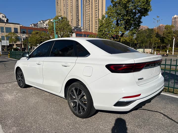 Фото 9 - Geely Emgrand