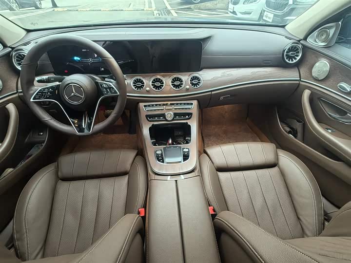 Фото 4 - Mercedes-Benz E-Class