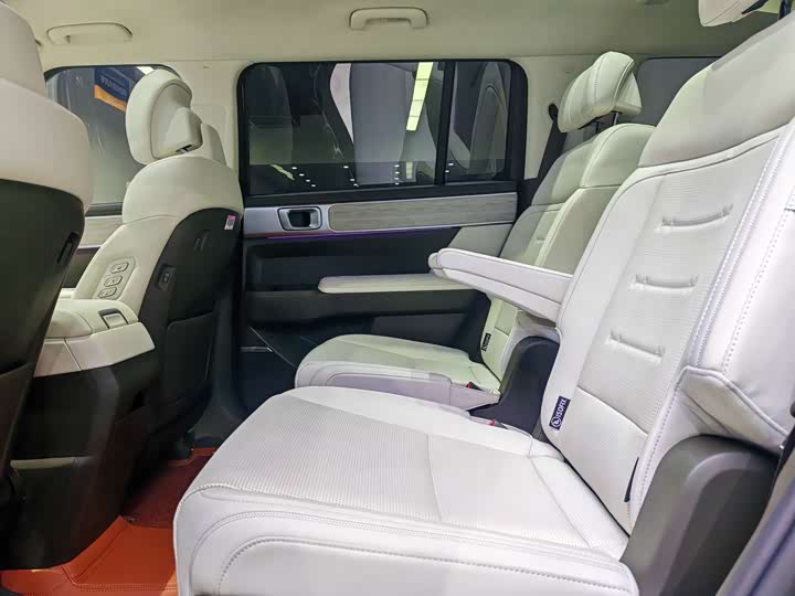 Фото 9 - Hyundai Santa Fe