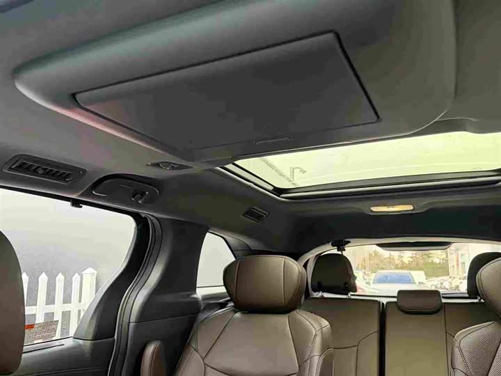 Фото 4 - Toyota Sienna