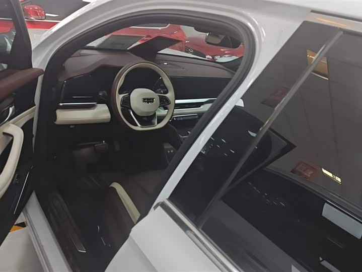 Фото 9 - Geely Monjaro