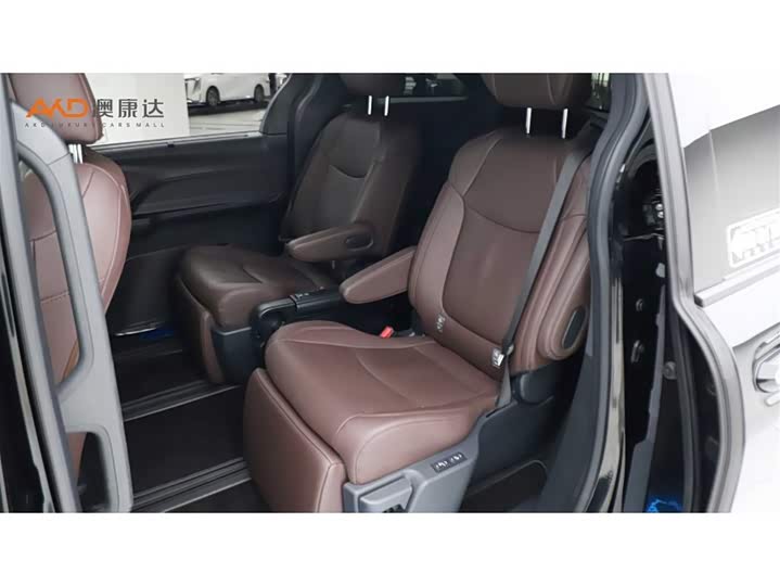 Фото 7 - Toyota Sienna