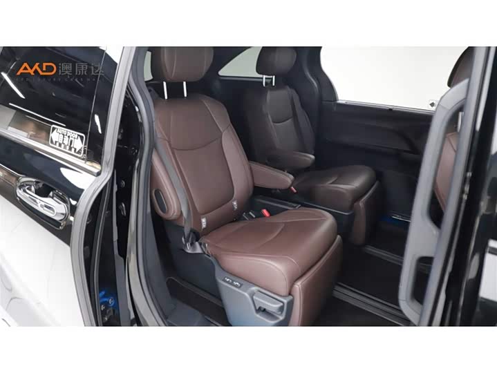 Фото 8 - Toyota Sienna