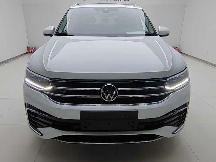 Фото 1 - Volkswagen Tiguan L Pro