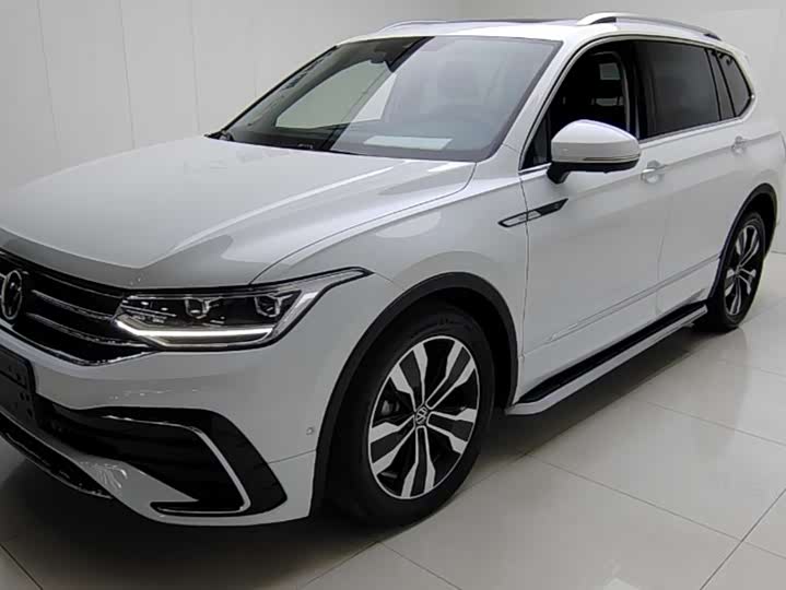 Фото 2 - Volkswagen Tiguan L Pro