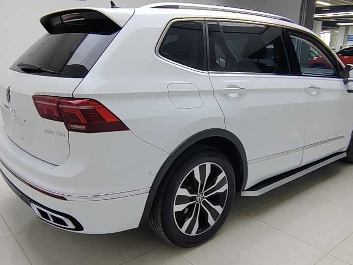 Фото 8 - Volkswagen Tiguan L Pro