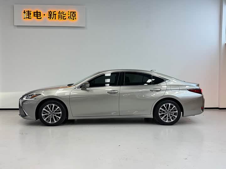 Фото 2 - Lexus ES