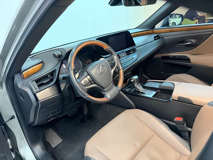 Фото 6 - Lexus ES