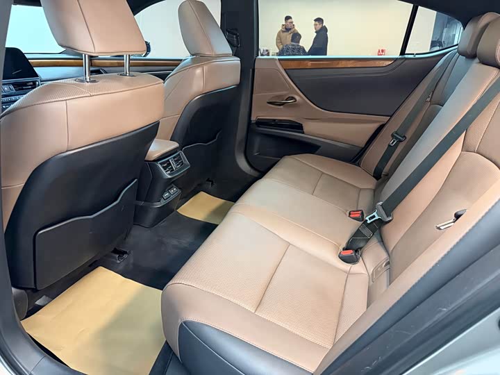 Фото 7 - Lexus ES