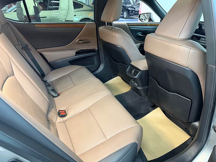 Фото 8 - Lexus ES