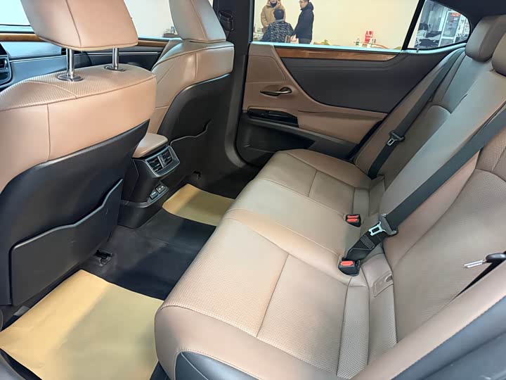 Фото 9 - Lexus ES