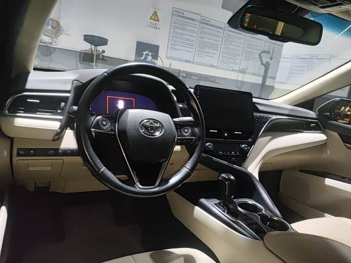 Фото 3 - Toyota Camry