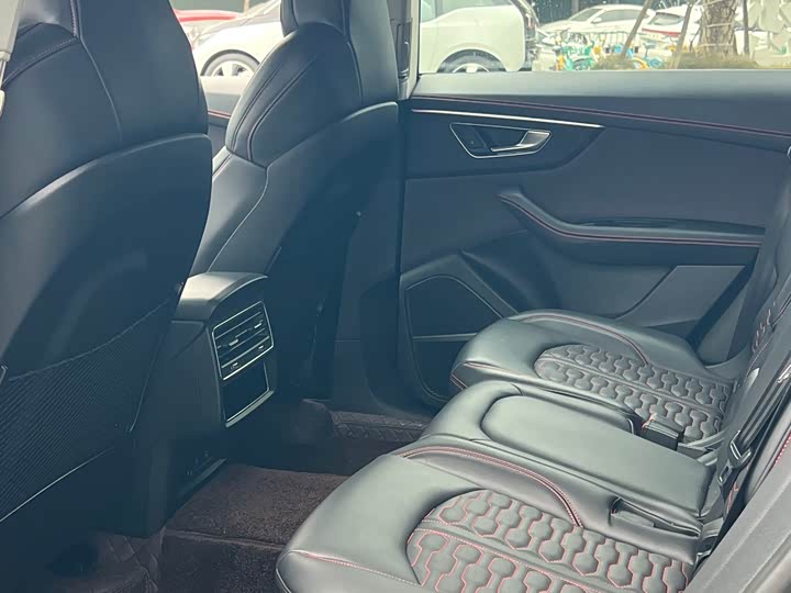 Фото 6 - Audi Q8