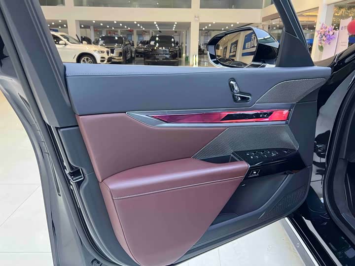 Фото 9 - BMW 7 Series