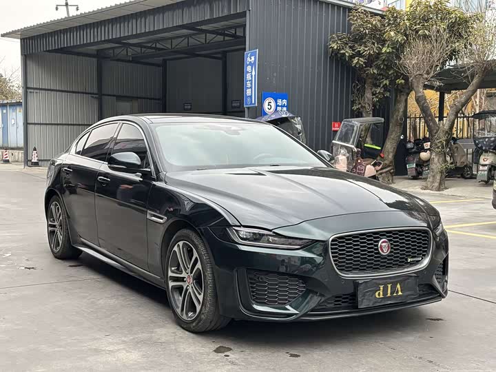 Фото 2 - Jaguar XE L