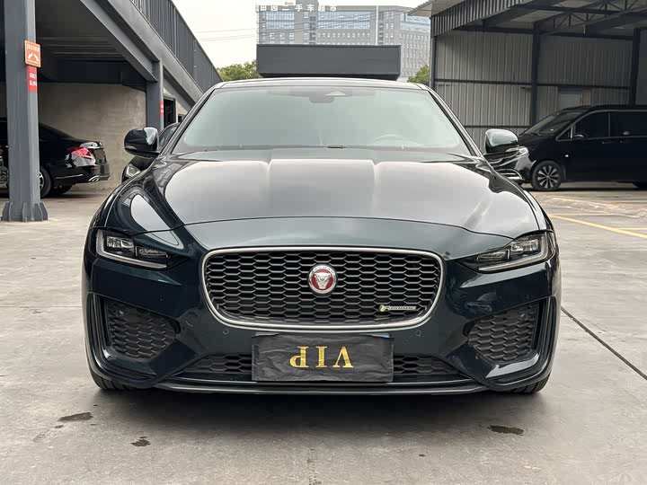 Фото 3 - Jaguar XE L