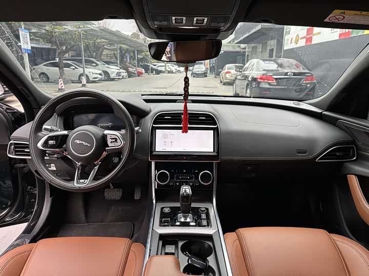 Фото 7 - Jaguar XE L