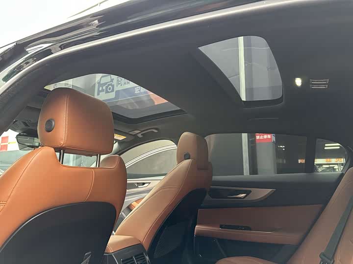 Фото 9 - Jaguar XE L