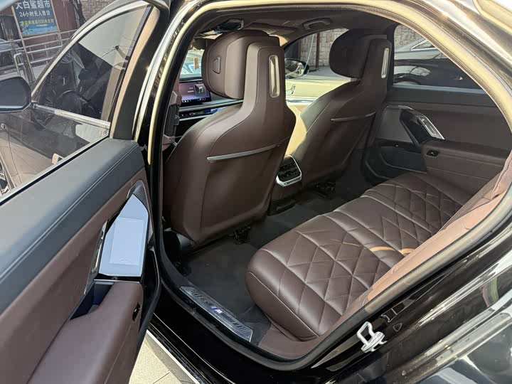 Фото 5 - BMW 7 Series