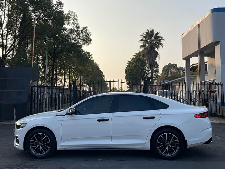 Фото 7 - Geely Preface