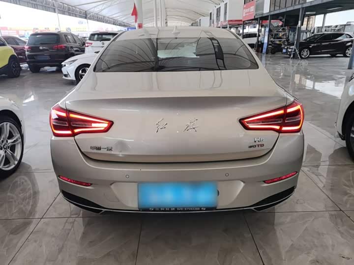 Фото 6 - Hongqi H5