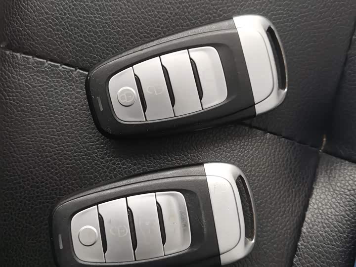 Фото 9 - Hongqi H5