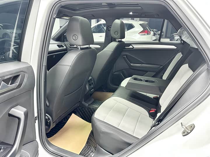 Фото 2 - Volkswagen T-Roc