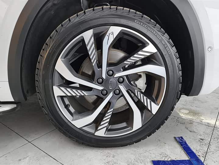 Фото 6 - Geely Monjaro