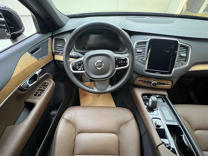 Фото 9 - Volvo XC90