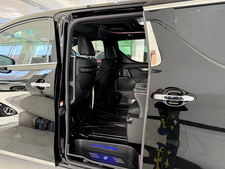 Фото 9 - Toyota Alphard