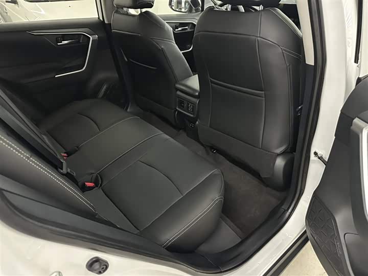 Фото 2 - Toyota RAV4