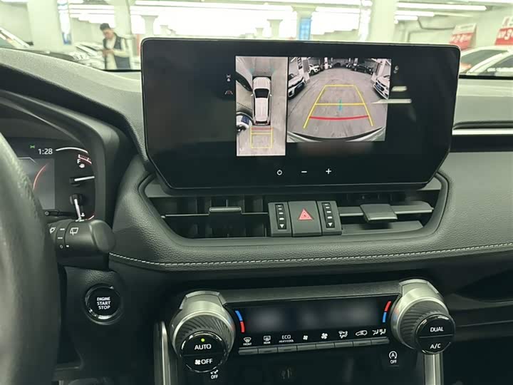 Фото 7 - Toyota RAV4