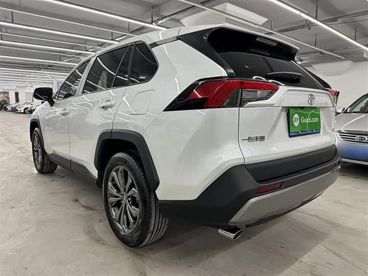 Фото 9 - Toyota RAV4