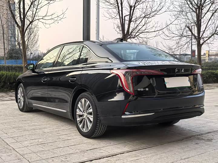 Фото 9 - Hongqi E-QM5